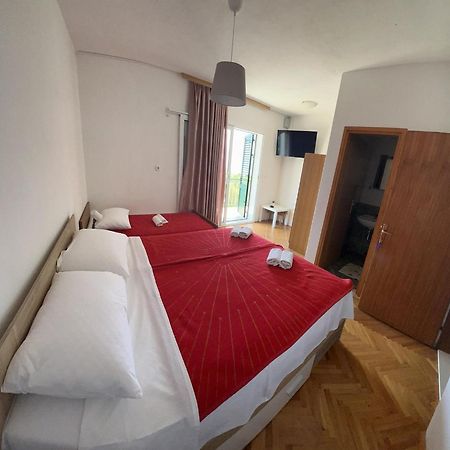 Rooms With Shared Kitchen "Milica" Drvenik  Zewnętrze zdjęcie